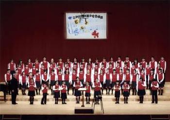 ステージ上の江戸川区少年少女合唱団の皆さん