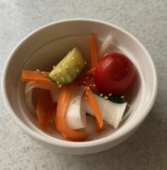 捨ててしまう野菜の皮で作ったピクルス