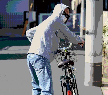 自転車を盗む人の写真