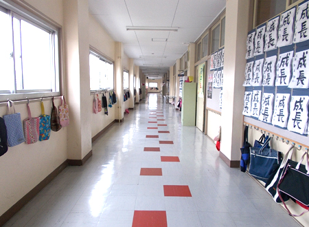 写真　小松川小学校の廊下