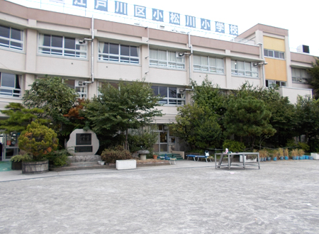 写真：小松川小学校校舎と校庭