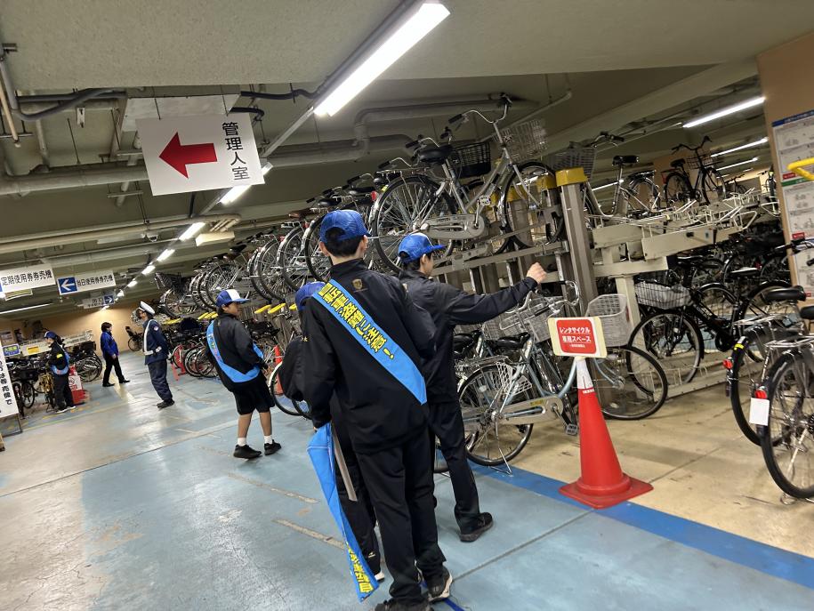 地下駐輪場内における活動の様子
