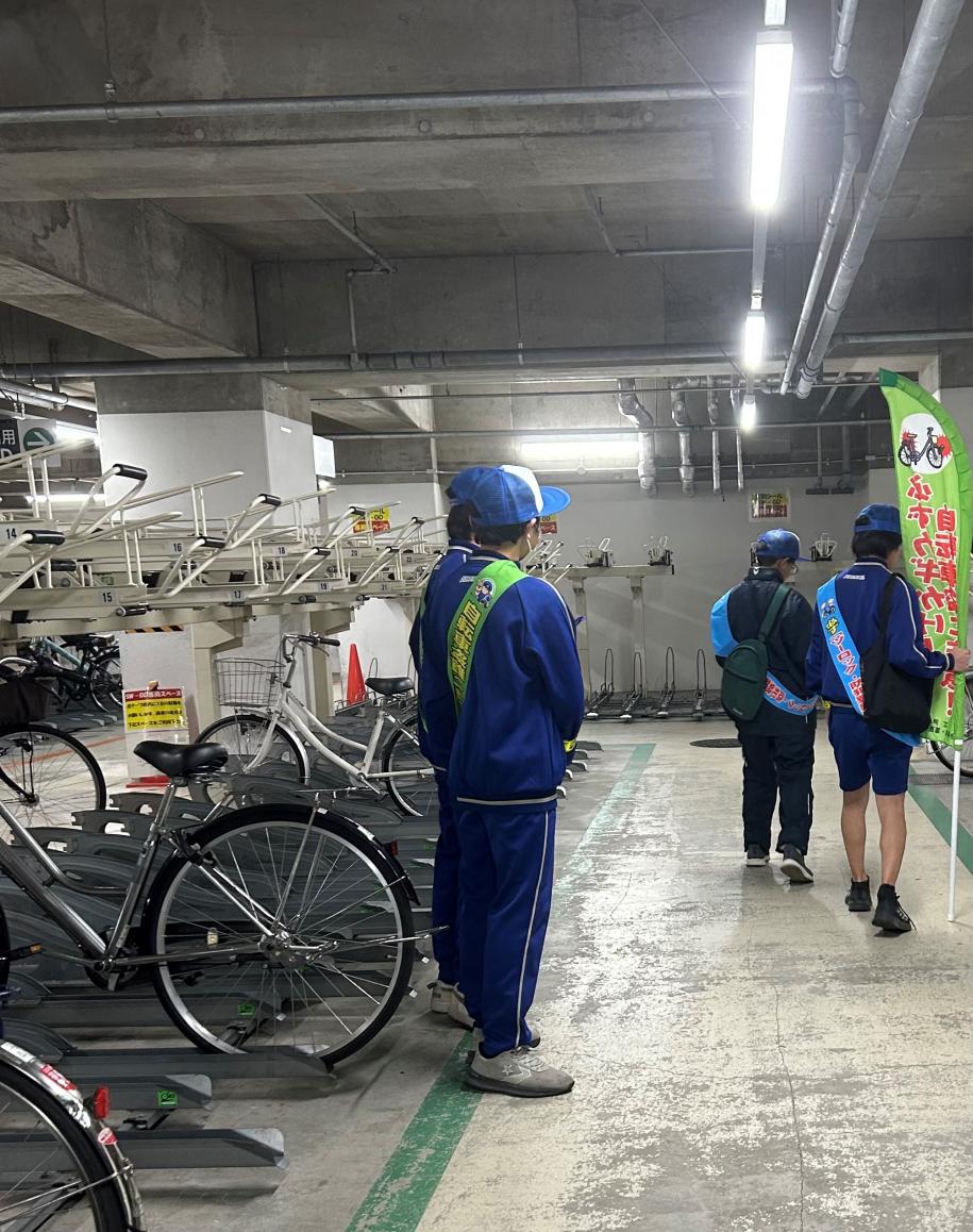地下駐輪場内における活動の様子