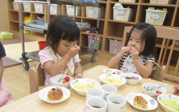 ご飯を食べている様子