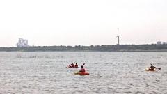 写真：海浜公園でカヌーを漕ぐ風景