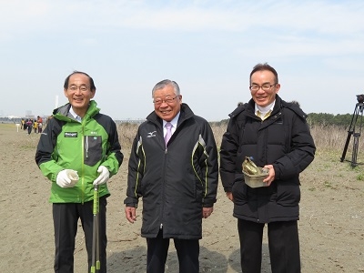 写真：多田区長、原田環境大臣、和賀井東京都環境局長の特別チーム