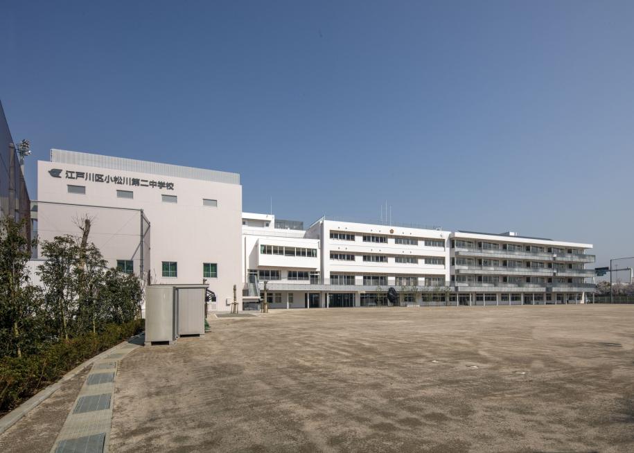 写真：小松川第二中学校の校舎と校庭の様子