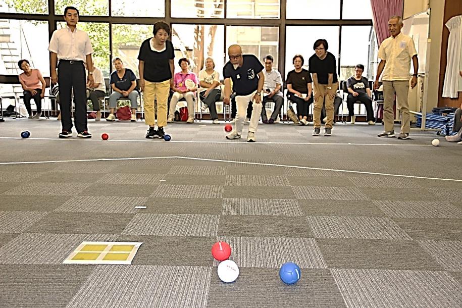 ジャックボールの側にボールを寄せる参加者