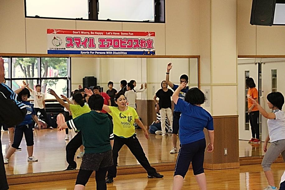 身体を広げて参加者に動きを伝える講師