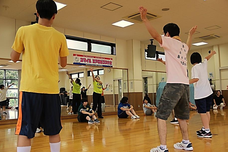 腕を広げて身体を動かす参加者