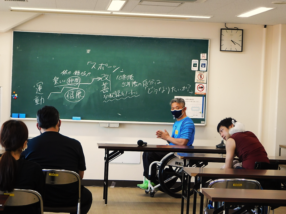 黒板を用いながら座学を行う講師と聴講する参加者