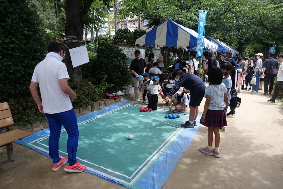 まつりで遊ぶ子ども