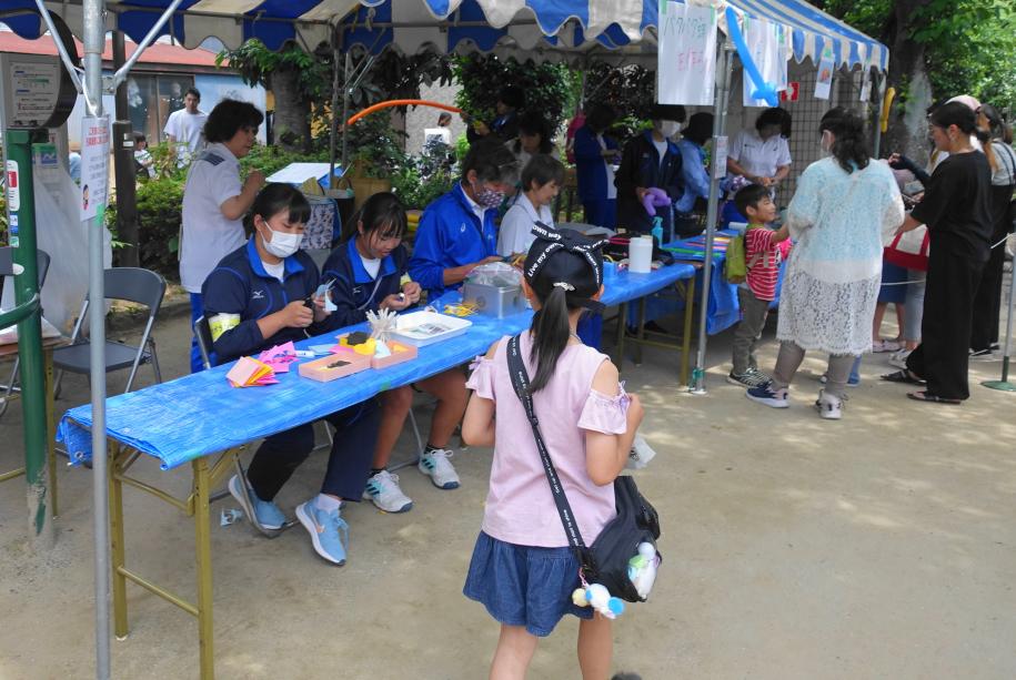 ブースに座る子供たち
