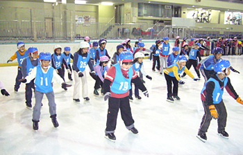 写真：スケートを楽しむ子どもたち