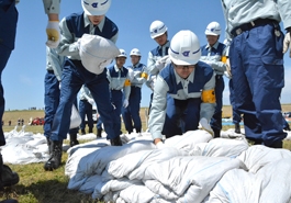 写真：区職員による土嚢を積む訓練