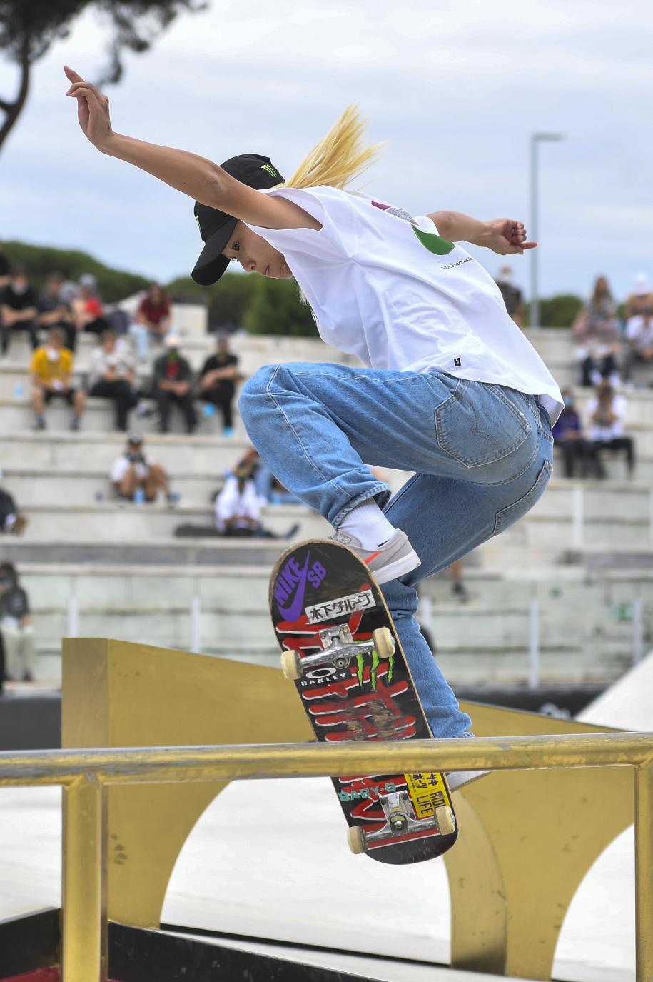 技を決める西村碧莉選手