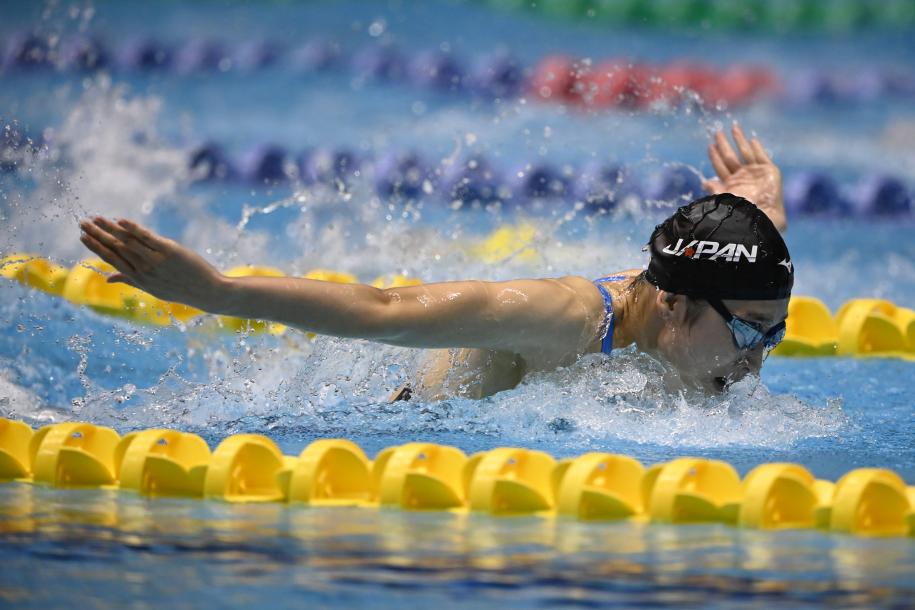 バタフライを泳ぐ池江選手