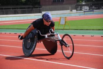 競技中、前方を確認している中村選手