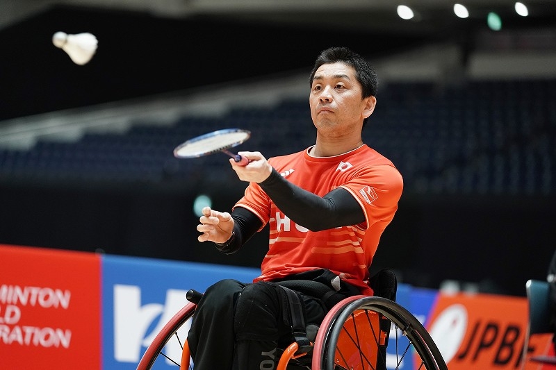 シャトルを打つ長島選手
