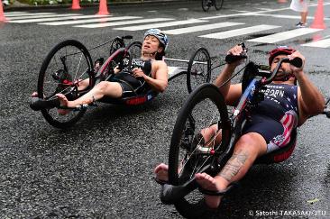 バイクで競い合っているところ