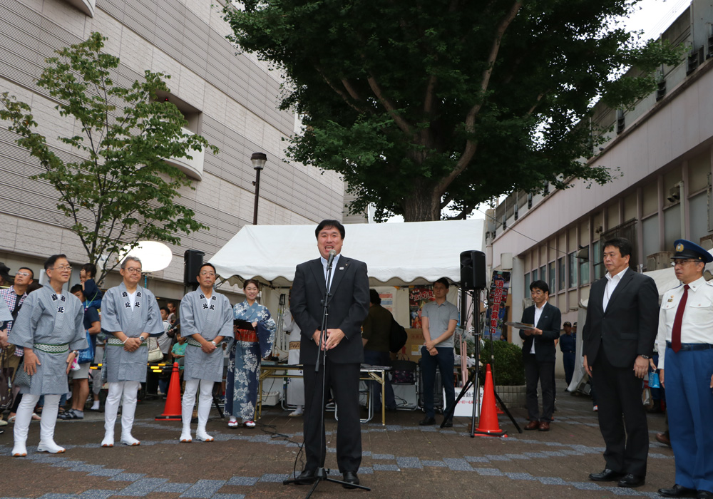 写真：挨拶をする斉藤区長