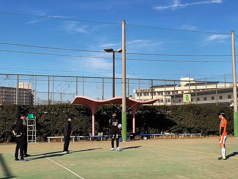 チーム練習をする監督と選手