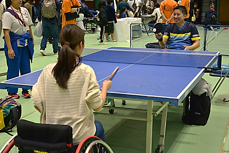 試合をする男女