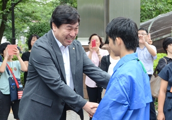 写真：派遣団の団員を握手を交わす斎藤区長