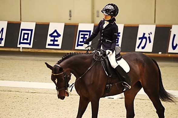 大会で馬術を披露する選手