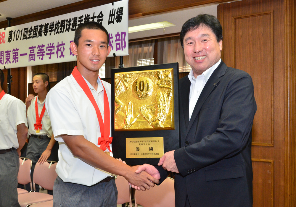 写真：選手と握手をする斉藤区長