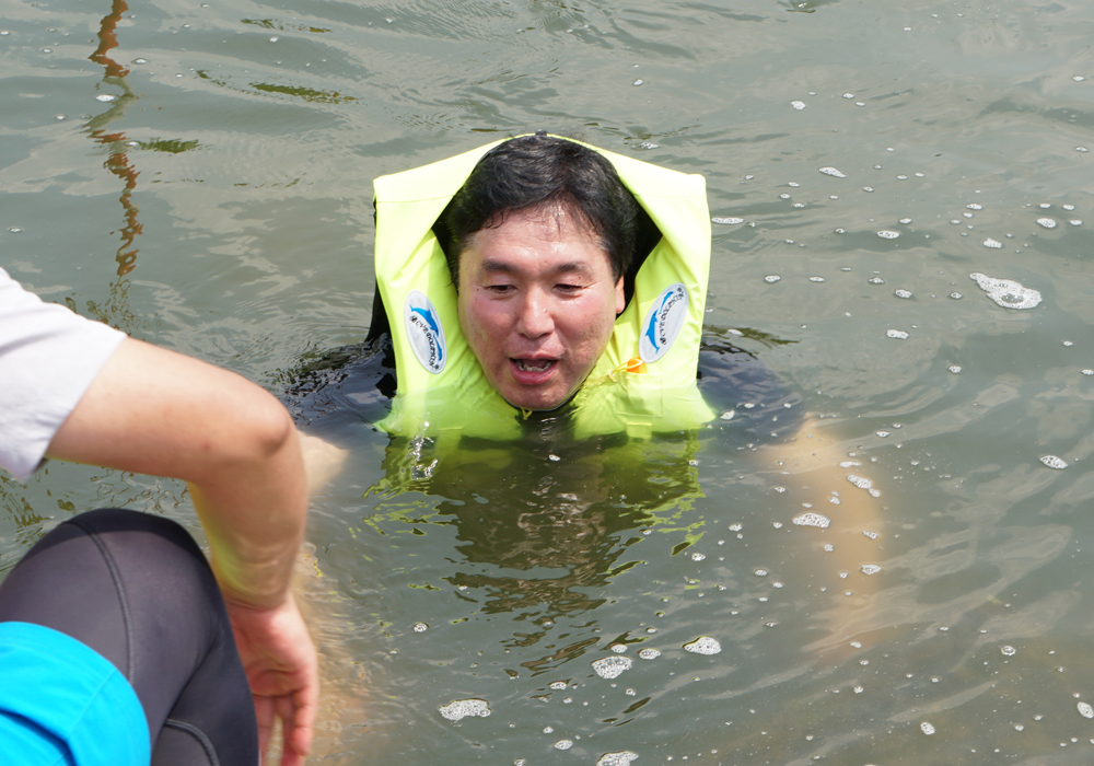 写真：カヌーから水の中に落ちた斉藤区長