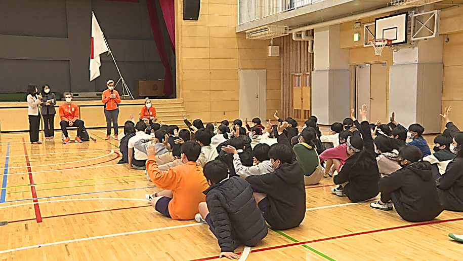 質問するリタさんと座りながら挙手する子どもたち