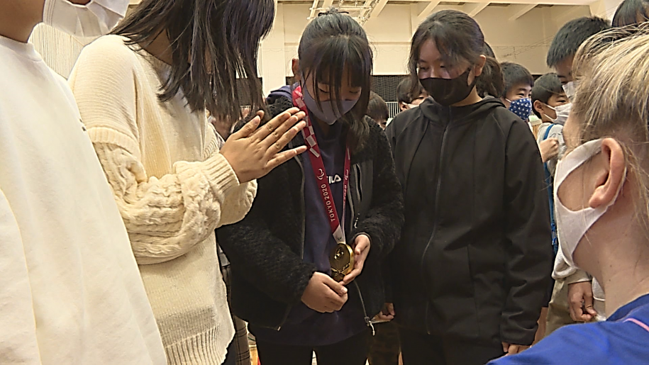 東京2020パラリンピック競技大会の金メダルを首にかける子どもたち