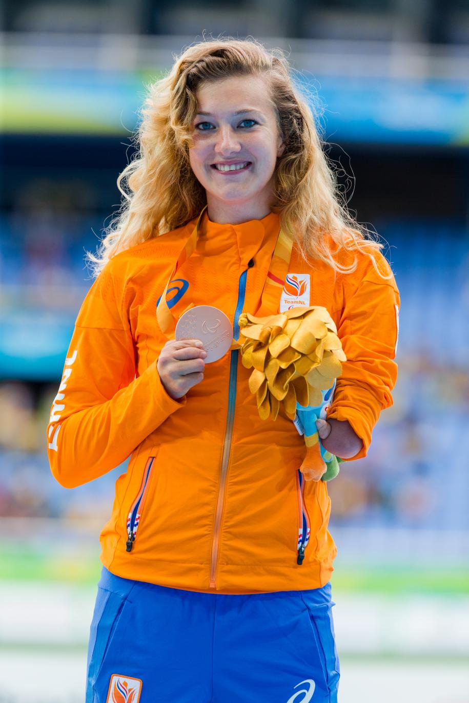 メダルを掲げるマルレーネ選手