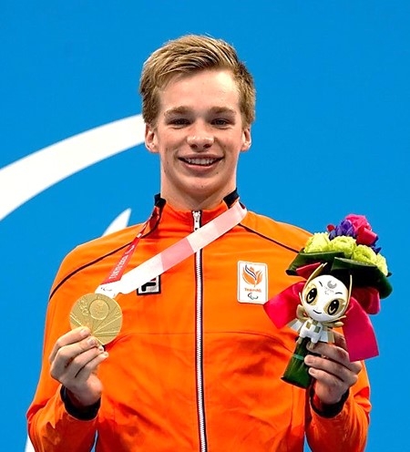東京2020パラリンピックのメダルを持った笑顔のロヒール選手