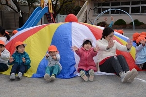 パオパオバルーンで遊ぶ子供たち