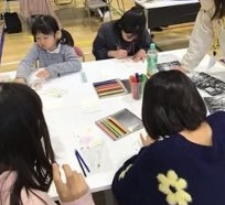 かるたづくりをする子どもたち