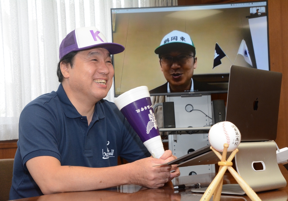 画像：テレビ電話でエール交換を行う皆川市長と斉藤区長