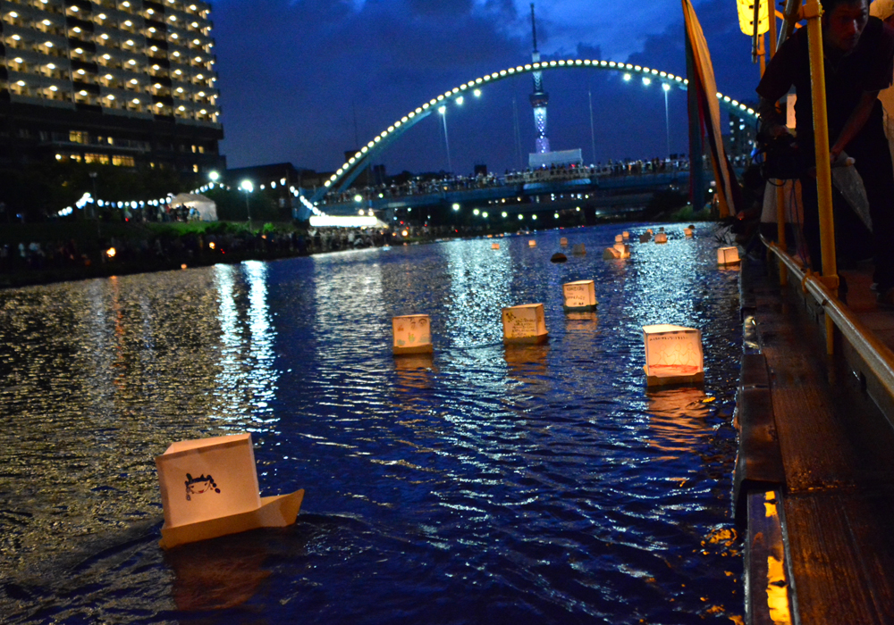 画像：旧中川東京大空襲犠牲者慰霊灯籠流しの様子