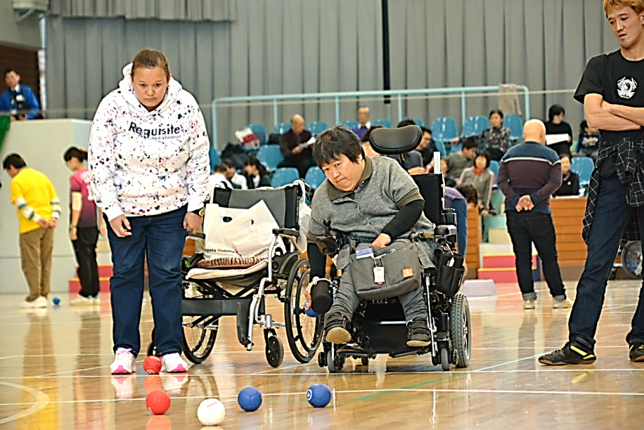 最後の持ち球を投げようとして試合の勝敗が決まるところ