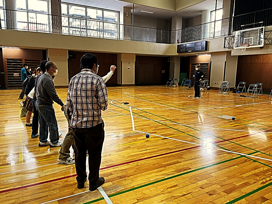 スローイングラインから投球する参加者たち