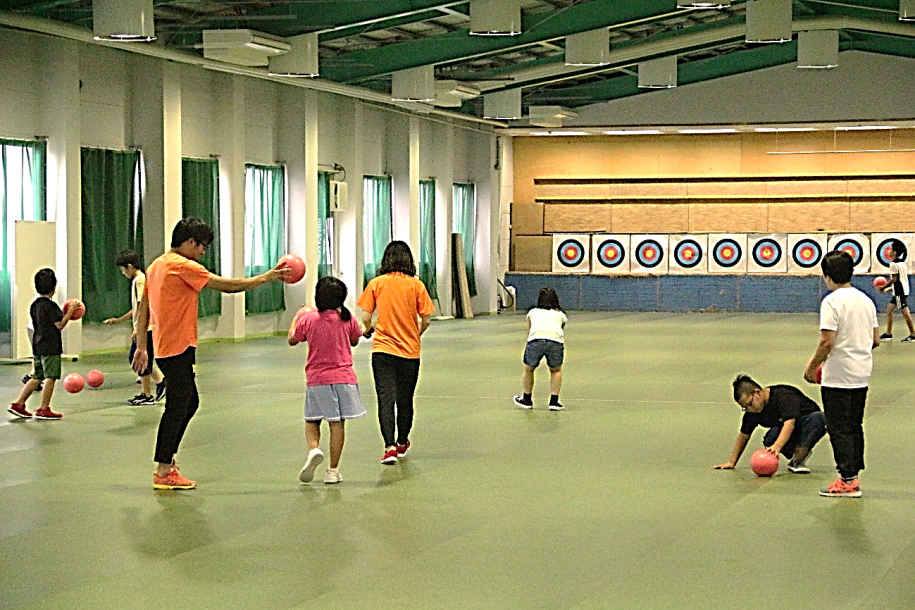 参加者で運動している様子