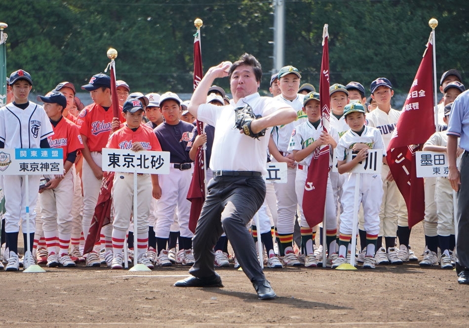 画像：斉藤区長による始球式
