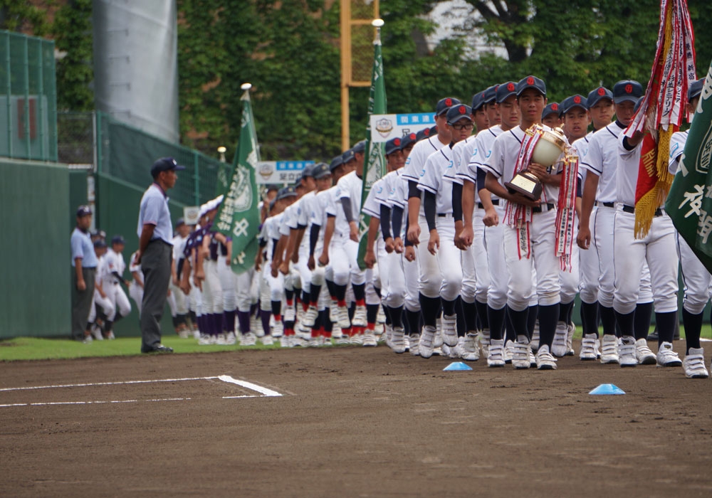 画像：約1000名の選手たちの入場行進