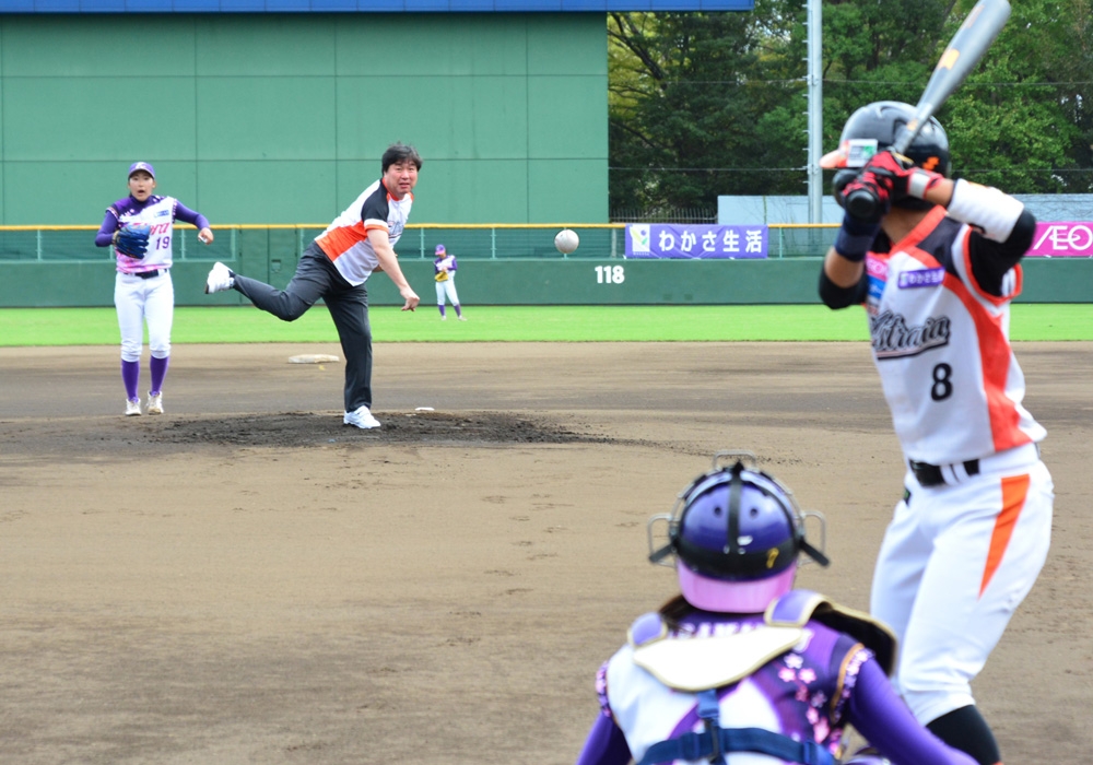 画像：斉藤区長による始球式
