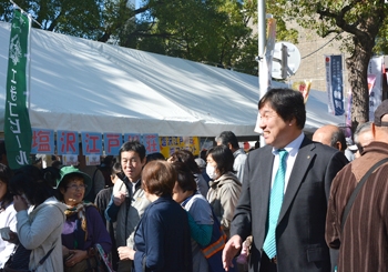 写真：会場を回る斎藤区長