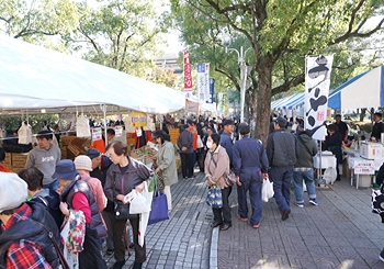 写真：多くの店と買い物客で賑わう会場