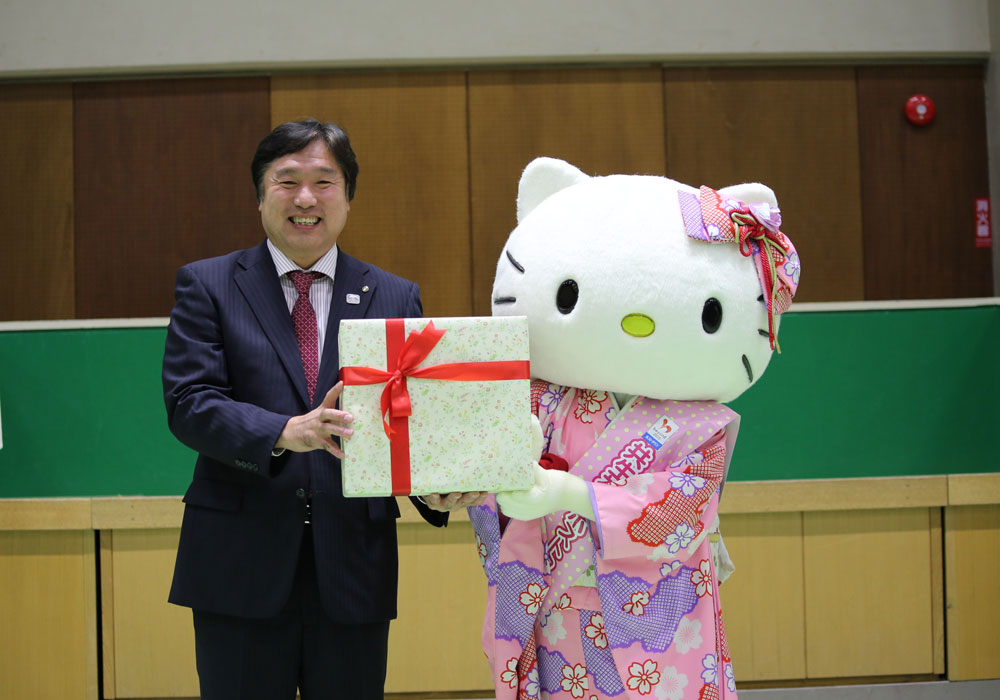 画像：共生社会ホストタウン大使のハローキティと斉藤区長
