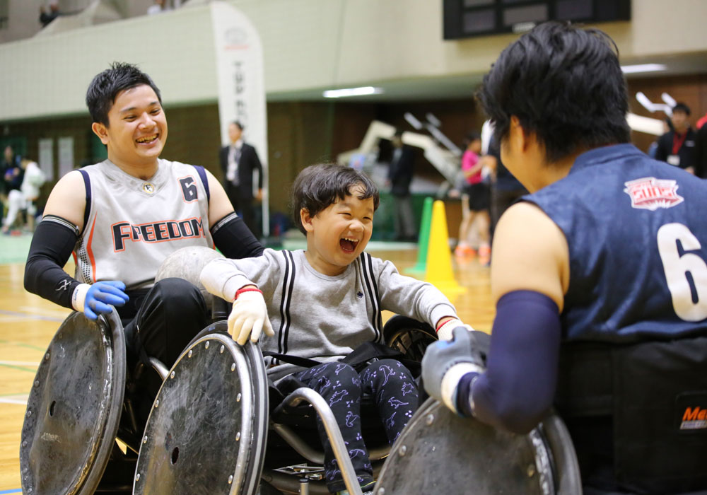 画像：競技用車いすに乗る子ども