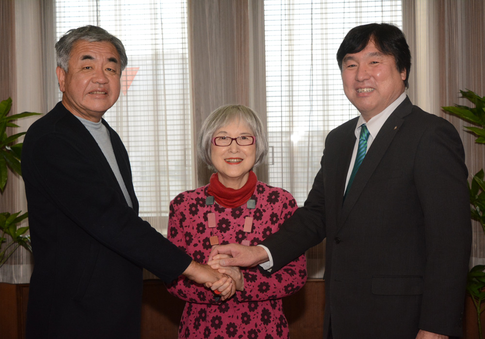 写真：隈研吾さん、角野栄子先生と斉藤区長